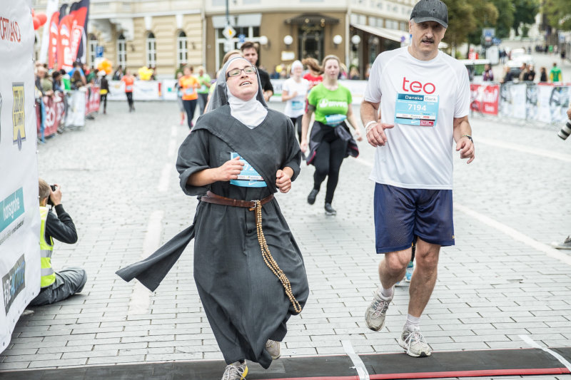 Vilniaus maratone 10 km trasą įveikusiai vienuolei iš Prancūzijos iššūkiu tapo bėgimas vilkint abitą