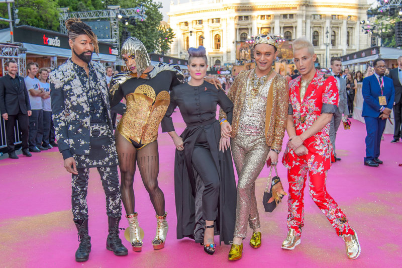 Pasaulinės garsenybės susirinko labdaros pokylyje „Life Ball“ Vienoje