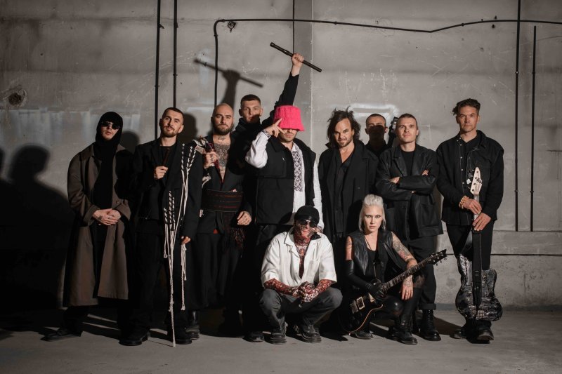 „Kalush Orchestra“ ir „The Rasmus“ pristato seną naują hitą „In The Shadows Of Ukraine“