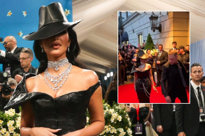 Kim Kardashian vos nesusimovė: elito puotoje „Met Gala“ jos reakcija į darbuotoją – pribloškė