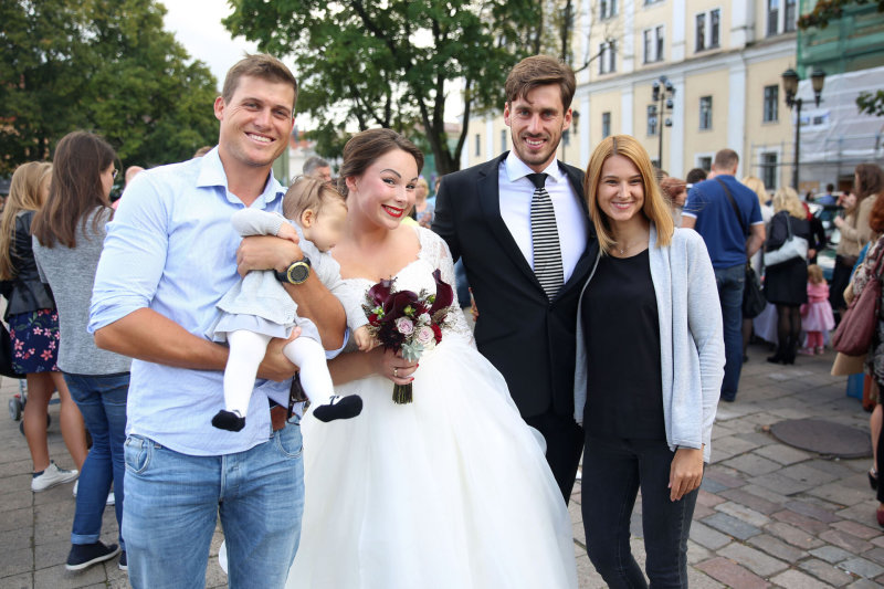 Juozas ir Gilija Bernotai (centre) bei Rokas ir Erika Milevičiai su dukra