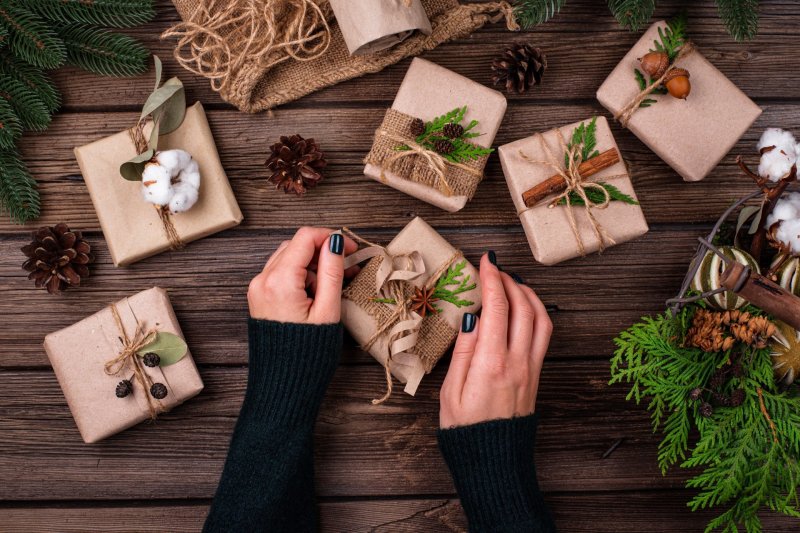 Kaip supakuoti dovanas greitai ir gražiai? Floristės patarimai