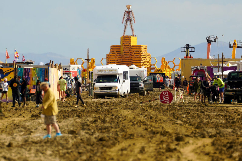 „Burning Man“ dalyviai po liūties įstrigo dykumoje