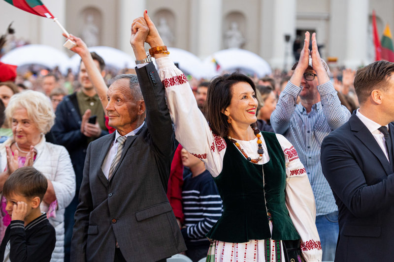 „Tautiškos giesmės“ giedojimas Katedros aikštėje