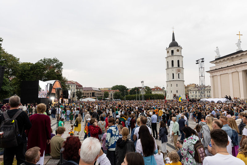 „Tautiškos giesmės“ giedojimas Katedros aikštėje