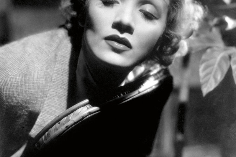 1932-ųjų Josefo von Sternbergo  filmas „Šanchajaus ekspresas“ įtvirtino Marlene Dietrich žvilgsnį iš padilbų ir nepriekaištingus antakius siūlelius. Nuotrauka daryta penkeriais metais vėliau