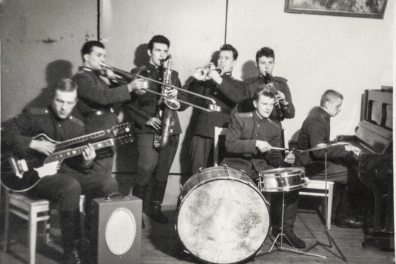 Tarnaudamas kariuomenėje netoli tuometinio Leningrado, 1964-aisiais Kęstutis subūrė estradinį ansamblį. Jame grojo trys lietuviai, du rusai ir du ukrainiečiai