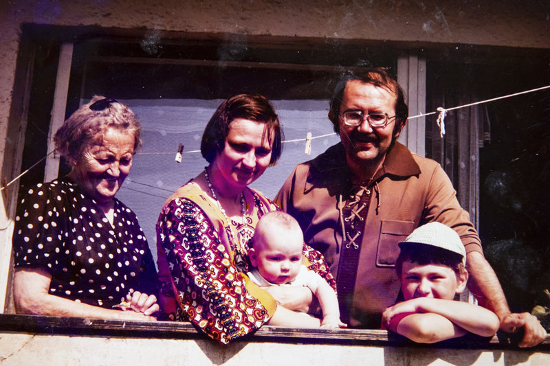 Su mama Kazimiera, žmona Laima ir dviem sūnumis Laurynu ir Mykolu