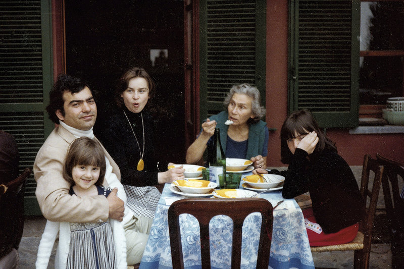 1978-ieji. Italija. Stažuotės Milano „La Scalos“ teatre metu senutė italė, kuri stažuotojus mokė italų kalbos, Ireną ir Gehamą pasikvietė į namus pietų. Nepastebėti ką tik užsimezgusių porelės jausmų buvo neįmanoma