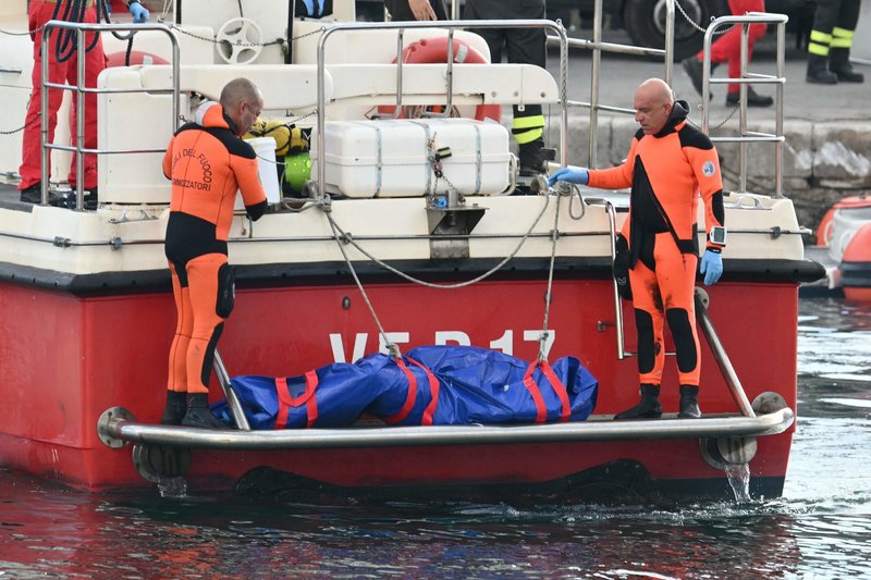 Prie Sicilijos nuskendusios superjachtos ieškomi kūnai