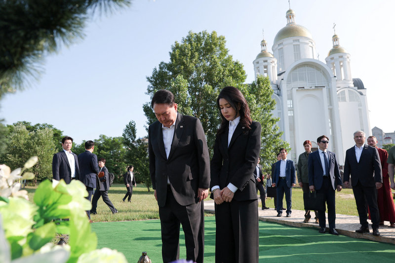 Pietų Korėjos prezidentas su žmona apsilankė Bučoje