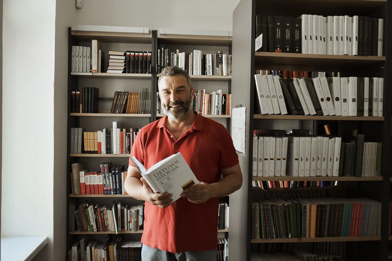 Eduardas nuo vaikystės jaučia meilę knygoms ir Lietuvai – savo protėvių gimtinei. Šį kartą jis apsilankė Vilniaus apskrities Adomo Mickevičiaus viešojoje bibliotekoje