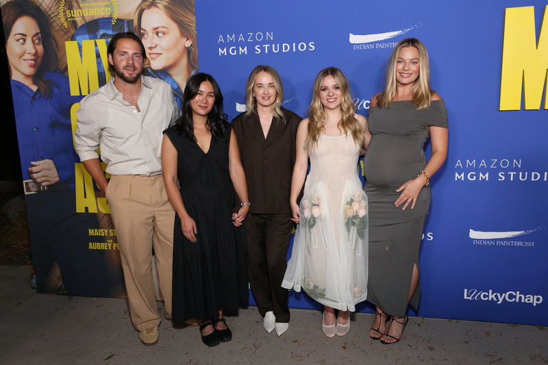 Tom Ackerley ir Margot Robbie su kūrybine komanda