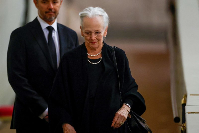 Danijos karalienė Margrethe II Jungtinės Karalystės monarchės Elizabeth II laidotuvėse