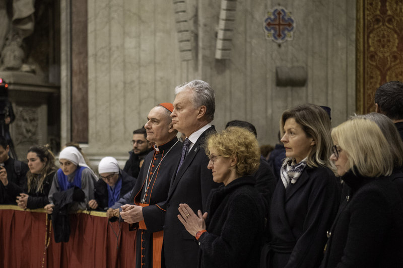 Gitanas Nausėda dalyvavo Popiežiaus emerito Benedikto XVI atsisveikinimo ceremonijoje