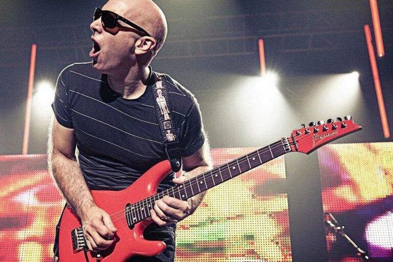 Joe Satriani sėkmės receptas: „Jei nori būti geresnis už kitus, turi daug groti“