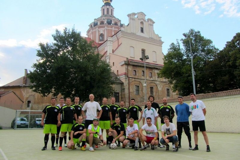 „Biplan“ ir „Bez bilieta“ muzikantų komanda žaidė futbolą su FK „Barbakanas“