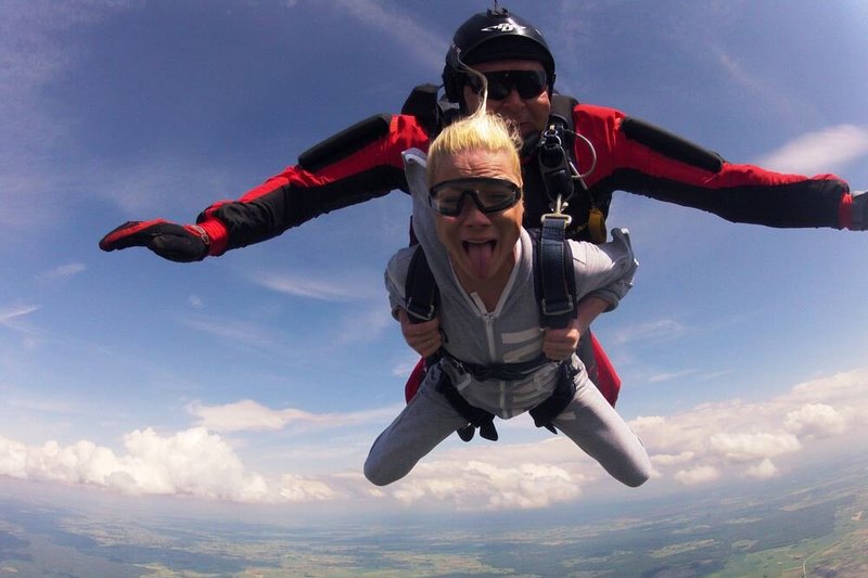 Natalija Bunkė ir Karolis Sakalauskas adrenalino sėmėsi šokdami iš lėktuvo su parašiutais