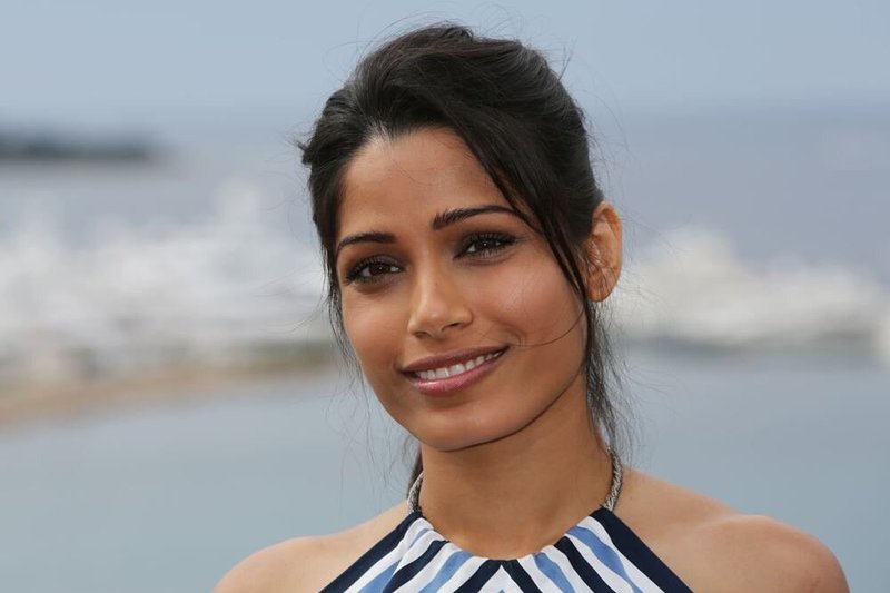 Indų aktorė Freida Pinto – labiausiai gundančioje fotosesijoje per jos karjerą