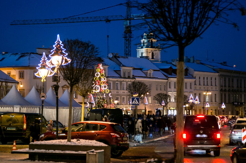 Vilniaus Rotušės aikštėje įžiebta Kalėdų eglė