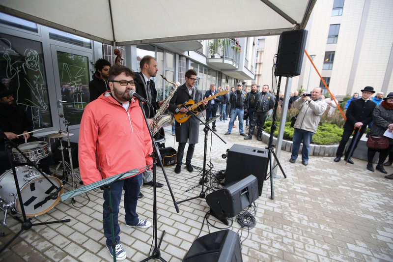 Vilniuje atidengtas paminklas Johnui Lennonui