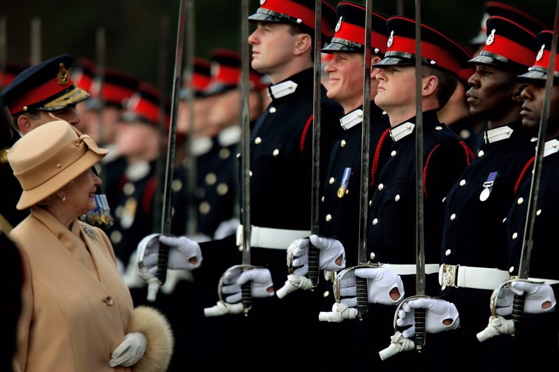 Šypsosi Didžiosios Britanijos karalienė Elizabeth II ir princas Harry (2006 m.) 