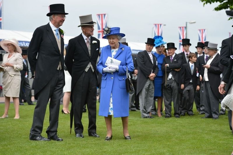 Karalienė Elizabeth II savo valdymo deimantinio jubiliejaus iškilmes pradėjo stebėdama lenktynes