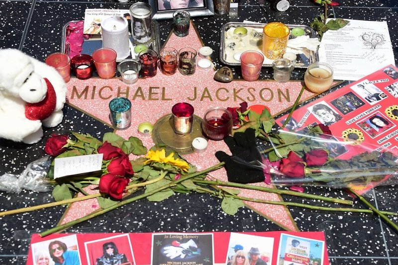 Per Michaelo Jacksono mirties metines jo gerbėjai dovanomis nuklojo ir jo vardo žvaigždę Holivudo šlovės alėjoje