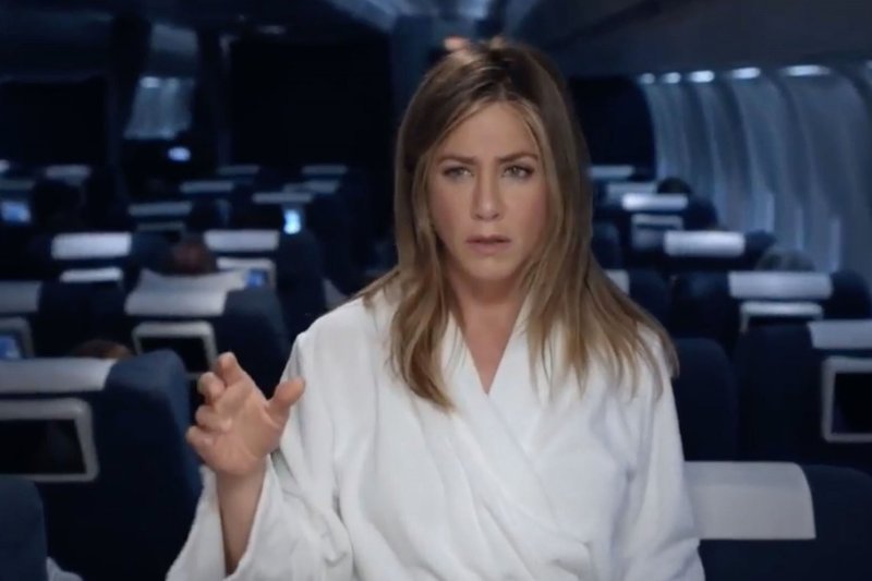 Jennifer Aniston „Emirates Airlines“ reklamoje