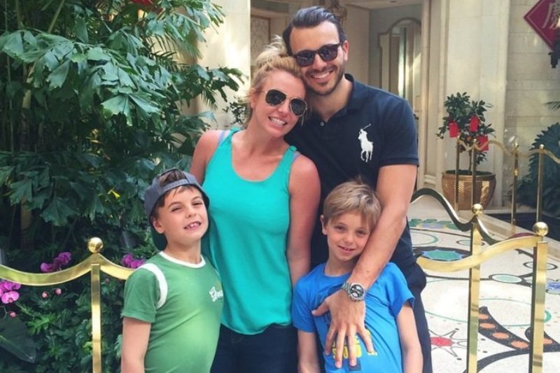 Britney Spears su mylimuoju Charlie Ebersoliu ir sūnumis 