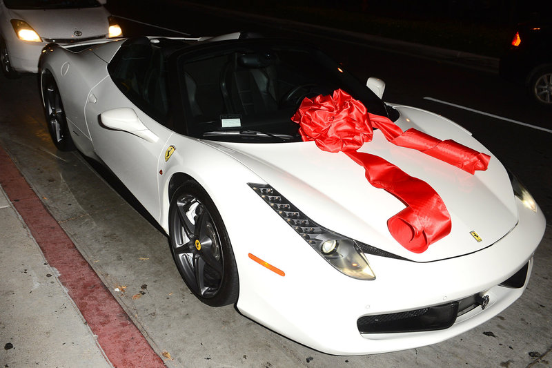 Kylie Jenner gimtadienio proga iš mylimojo gavo „Ferrari 458 Italia“