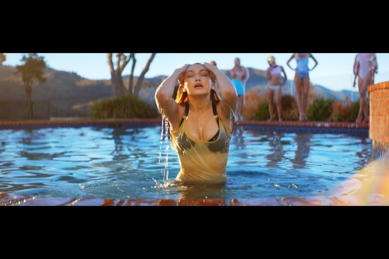 Gigi Hadid Calvino Harriso vaizdo klipe „How Deep Is Your Love“