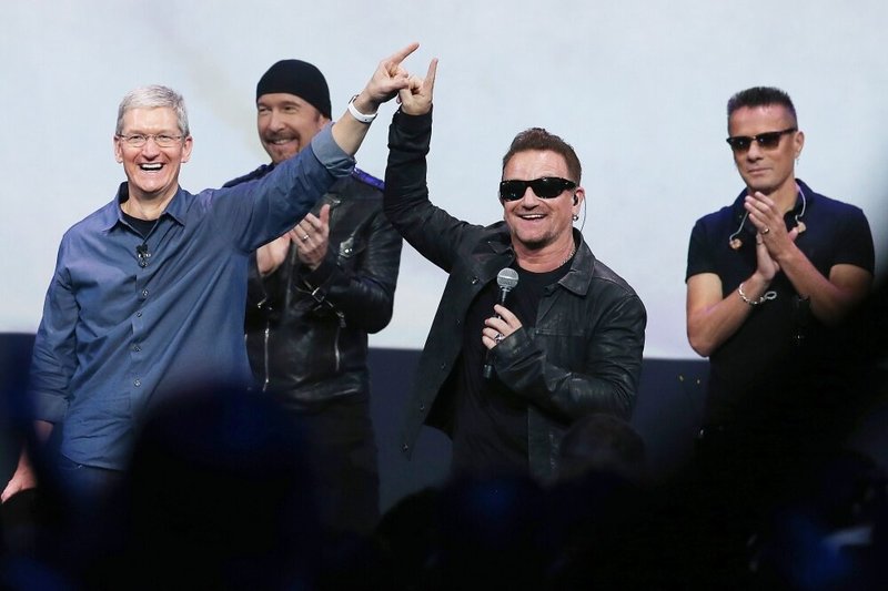 „Apple“ vadovas Timas Cookas su grupe U2