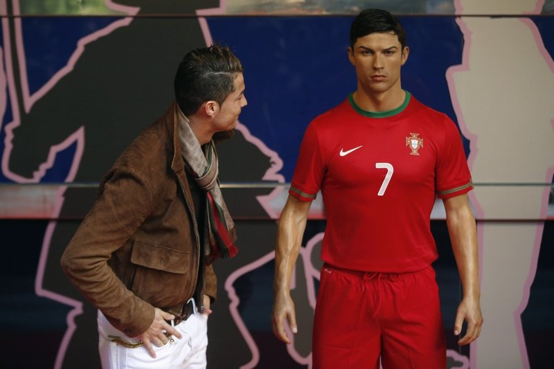 Cristiano Ronaldo ir jo vaškinė figūra