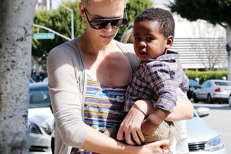 Charlize Theron su įsūniu Jacksonu