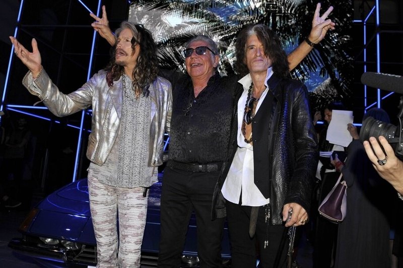 Stevenas Tyleris ir Joe Perry su dizaineriu Roberto Cavalli