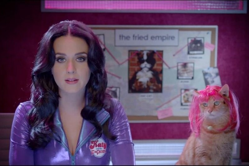 Komiškoje reklamoje Katy Perry kovoja su nesveikus užkandžius gaminančiu katinu