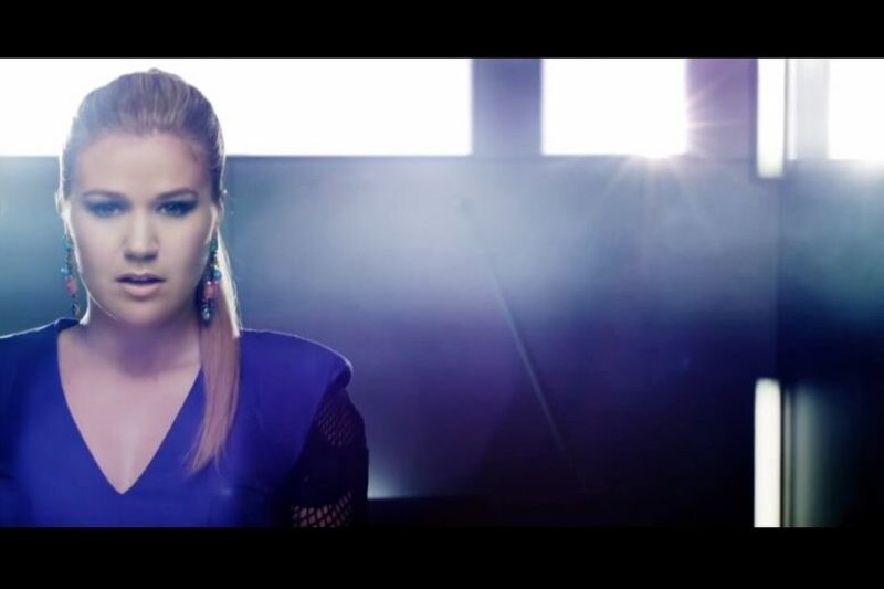 Kelly Clarkson vaizdo klipe „People Like Us“