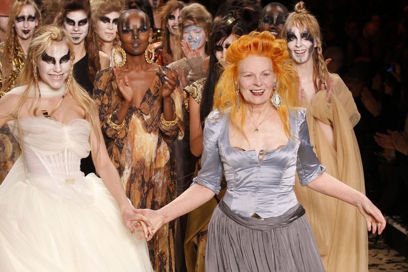 Dizainerė Vivienne Westwood kurs „Virgin Atlantic“ lėktuvų įgulos kostiumus