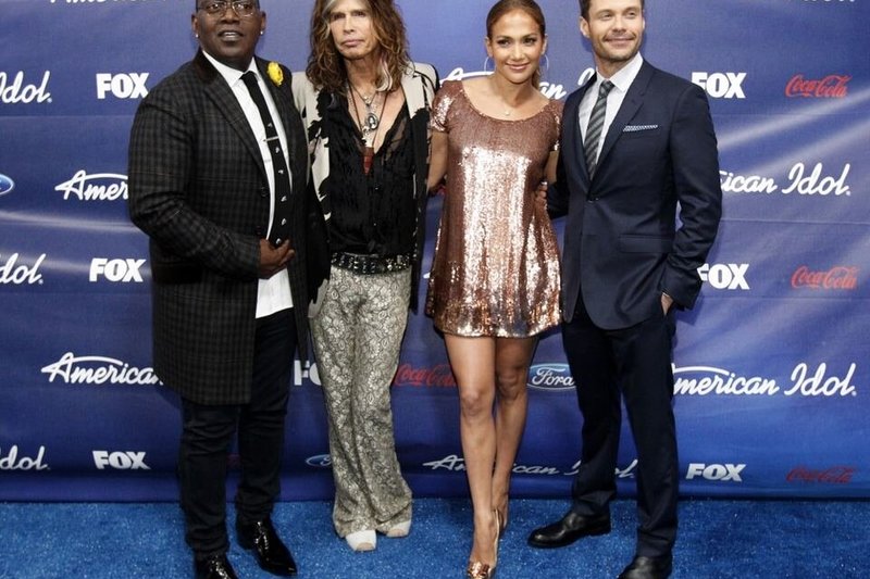 „American Idol“ teisėjai Randy Jacksonas, Stevenas Tyleris, Jennifer Lopez ir šou vedėjas Ryanas Seacrestas (2012 m.)