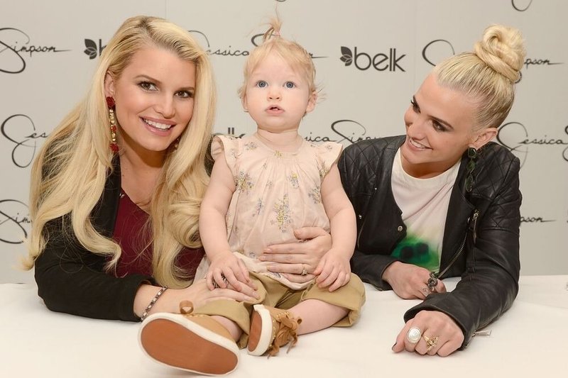 Jessica Simpson su dukrele Maxwell ir seserimi Ashlee Simpson