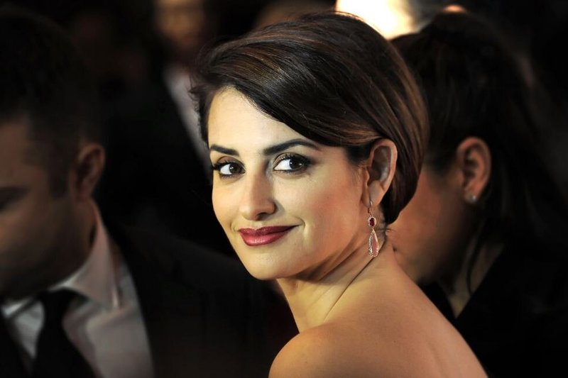 Penelope Cruz pristatė savo režisūrinį debiutą – seksualią apatinių reklamą, kurioje vaidino ir jos nėščia sesuo Monica Cruz bei vyras Javieras Bardemas