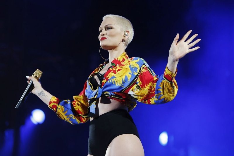 Dainininkė Jessie J pasirinkusi permatomus apdarus pademonstravo seksualią figūrą