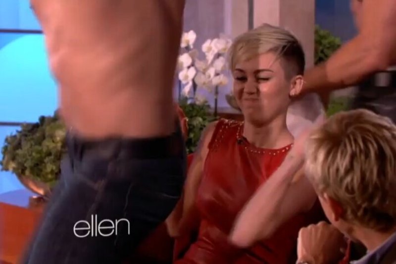 Miley Cyrus su striptizo šokėjais Ellen DeGeneres laidoje