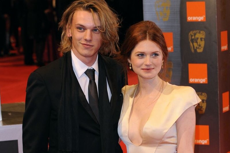 Jamie Campbellas Boweris ir Bonnie Wright