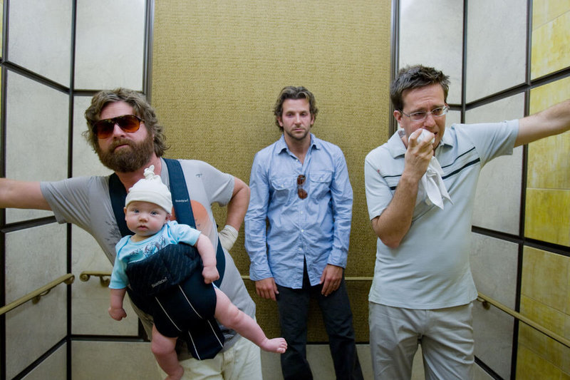 Aktoriai Zachas Galifianakis, Bradley Cooperis ir Edas Helmsas filme „Pagirios Las Vegase“ 