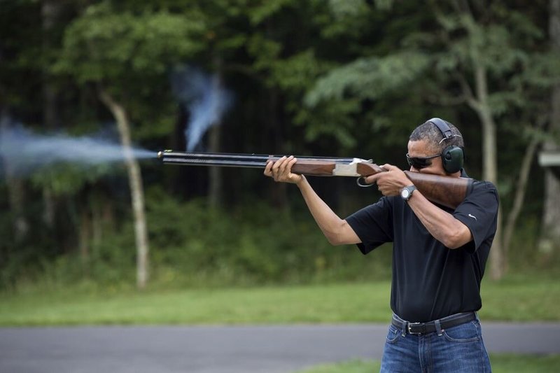 Baltieji rūmai paskelbė nuotrauką, kurioje į molinius balandžius šaudo Barackas Obama