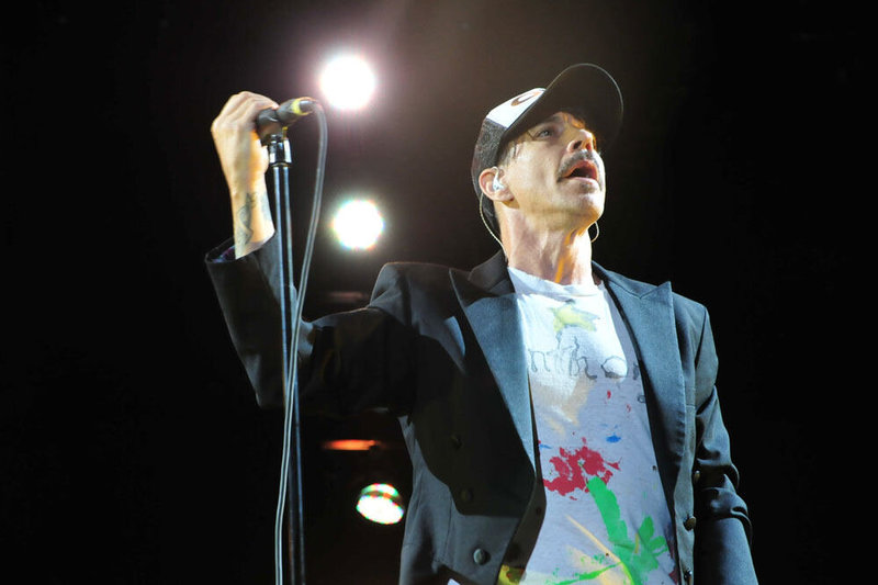 Prieš koncertą Sidnėjuje „Red Hot Chili Peppers“ vokalistas Anthony Kiedis su sūnumi laiką leido paplūdimyje