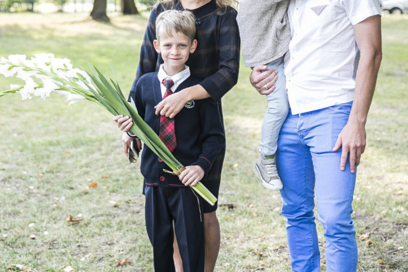 Saulius ir Roberta Mikoliūnai su mažuoju sūnumi Oskaru Jonu ir pirmoku Kajumi 