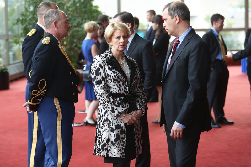 AV ambasadorė Deborah McCarthy ir JAV ambasadorės pavaduotojas Robert  Silberstein ir gynybos atašė Jeffrey Jennette